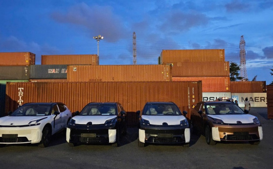 Lynk & Co 08 bất ngờ xuất hiện tại bến cảng Việt Nam