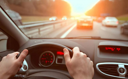 Làm thế nào để lái xe tiết kiệm xăng trong mùa hè?