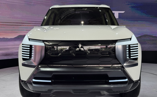 Chùm ảnh cận cảnh chi tiết Mitsubishi DST Concept vừa ra mắt