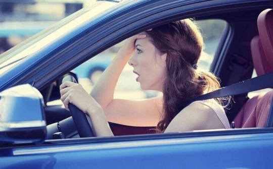 Nguyên tắc giúp hạn chế tình trạng nhầm chân ga - chân phanh khi lái ô tô