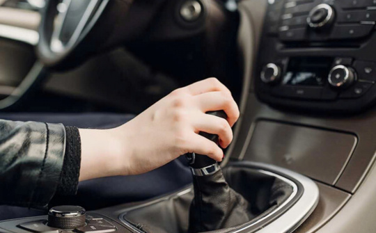 Vì sao ô tô không vào được số? Nguyên nhân và cách xử lý