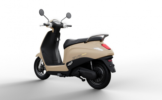VinFast gây bất ngờ khi ra mắt xe máy điện mới: 2 pin tháo rời, đi 262km/1 lần sạc