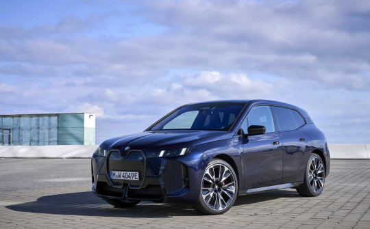 Chi tiết BMW iX M70 Facelift: Phạm vi hoạt động lớn hơn và công suất mạnh hơn