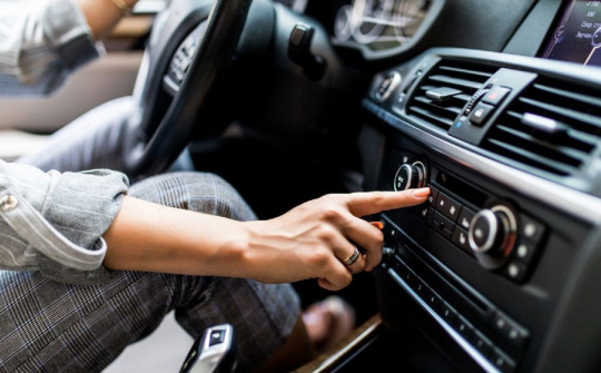 Có nên tắt điều hòa ô tô trước khi tắt động cơ xe?