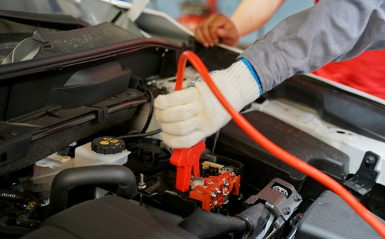 Kích bình ắc quy ô tô đúng cách: Hướng dẫn an toàn cho tài xế