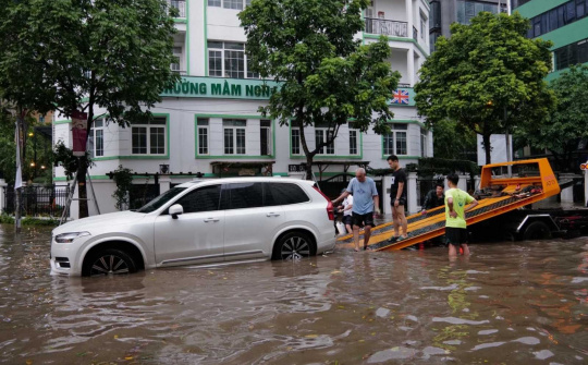 Chủ xe cần làm gì khi phương tiện chết máy giữa mưa lũ?