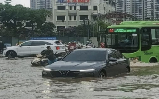 Xe ô tô ngập nước do mưa lũ: Khi nào được bảo hiểm chi trả?