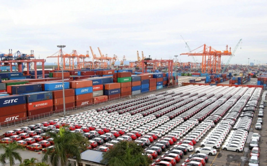 Việt Nam lập kỷ lục nhập khẩu ô tô năm 2025: Lần đầu vượt mốc 200.000 xe