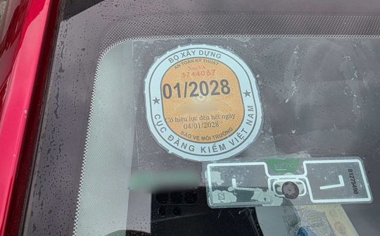 Từ 2026: Ô tô chỉ còn một tem kính lái, xe điện sắp có biển số riêng