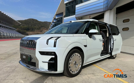 Cận cảnh MPV điện hạng sang - Zeekr 009 về Việt Nam trong năm nay