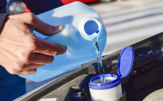 Dùng nước máy thay nước rửa kính ô tô: Tiết kiệm nhỏ, rủi ro lớn