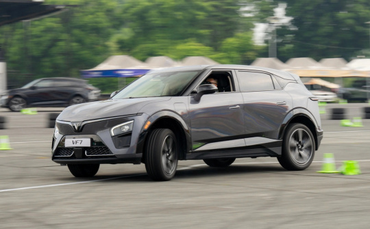 Vì sao xe điện “ăn lốp” hơn xe xăng?