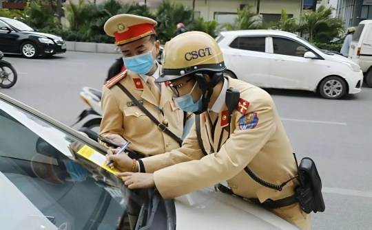 Không bật xi nhan khi chuyển hướng, tài xế ô tô có thể bị phạt tới 22 triệu đồng