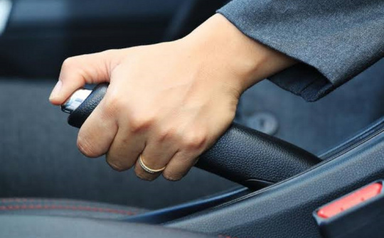 Vì sao phanh tay cơ dần biến mất trên ô tô đời mới?