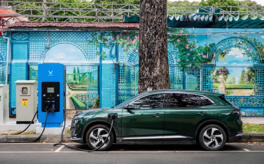 VinFast lại gây “sốc”: Tặng 3 năm sạc pin miễn phí cho khách hàng