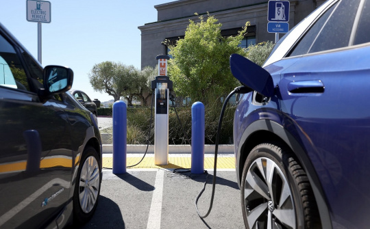 Giá xăng biến động, xe điện trở thành xu hướng