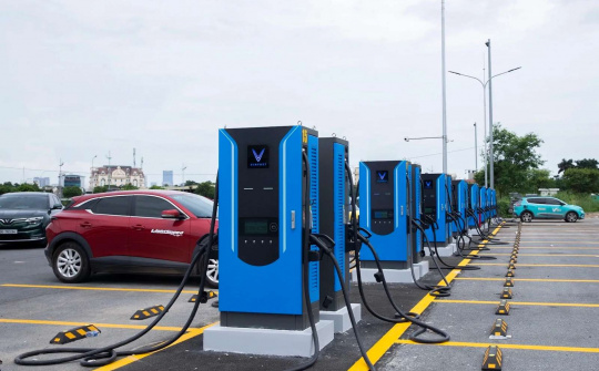 BYD có trạm sạc siêu nhanh, V-Green có “siêu trạm sạc”