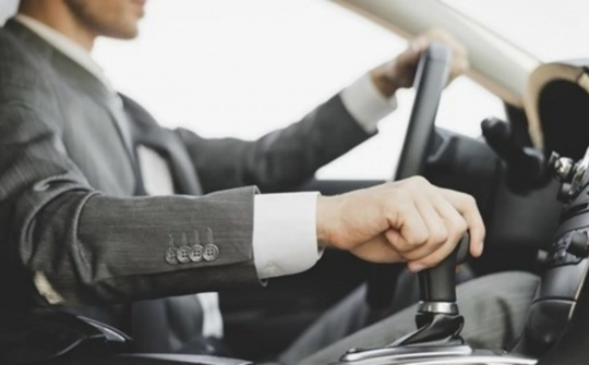 7 sai lầm nguy hiểm khi lái xe số tự động