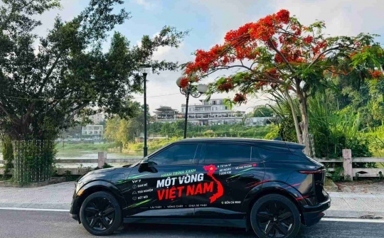 Nữ chủ nhân VF 7: “Một chiếc xe đẹp không phải là để nó nằm trong garage”