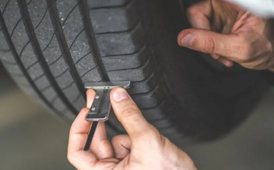 Độ sâu gai lốp và những cảnh báo tài xế không nên bỏ qua