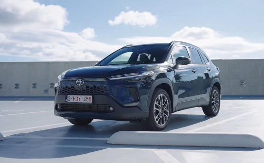 Toyota Corolla Cross 2026 bản cao cấp lộ diện với màu sơn Massive Grey mới