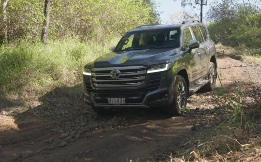 Toyota Land Cruiser 300 2026 phô diễn khả năng off-road ấn tượng trên địa hình khắc nghiệt
