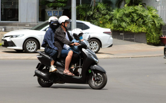 Điều gì xảy ra khi người đi xe mô tô, xe gắn máy phanh gấp?
