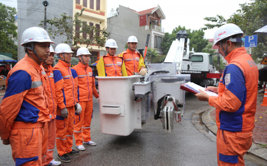 EVNNPC chính thức triển khai sửa chữa điện Hotline trên lưới 22kV