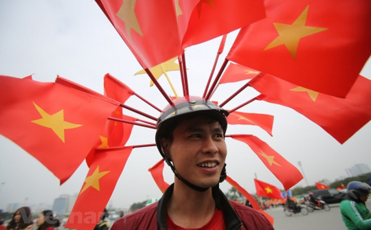 Sân Mỹ Đình rực sắc đỏ trước giờ bóng lăn