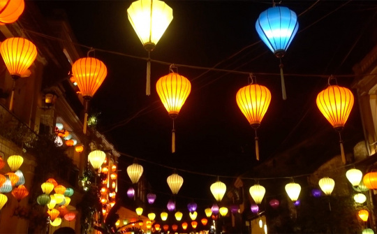 Chào năm mới, Hội An thắp sáng hơn 3.000 đèn lồng và khinh khí cầu