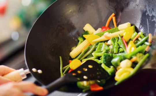 Bữa cơm nhà có thể trở thành "kẻ thủ phạm" gây ung thư bởi những thói quen khi nấu ăn