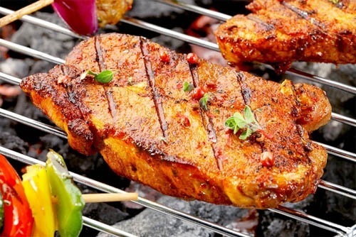 5 dấu hiệu cơ thể "tố cáo" khi bạn ăn quá nhiều thịt