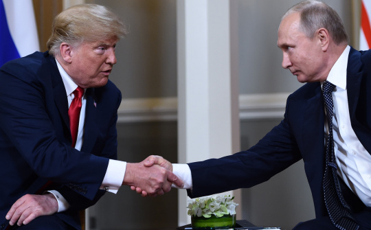 Tin ảnh: Ông Trump khẳng định không "bắt tay" với Nga