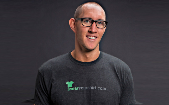 Trở thành triệu phú đô la nhờ từ bỏ công việc ổn định để...mặc áo tính tiền