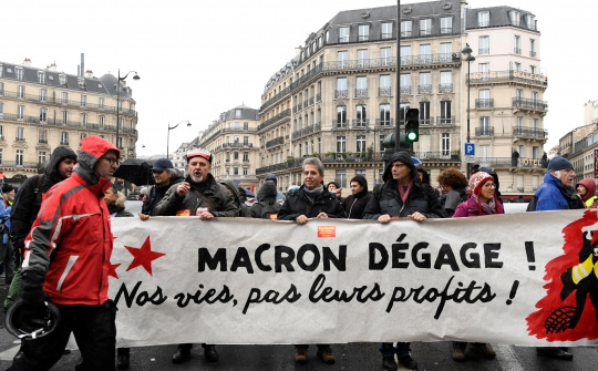 Tin ảnh: Tổng thống Macron dám từ chức không?