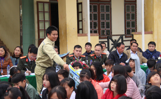 Truyền tải điện 1 đồng hành cùng bà con miền núi