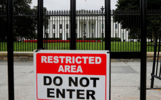 Tin ảnh: Leo rào vào Nhà Trắng nhờ Tổng thống Trump tư vấn tình yêu