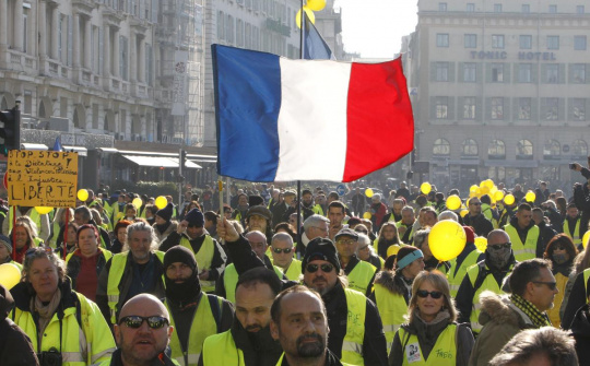 Tin ảnh: Phe "Áo vàng" vẫn biểu tình nhẹ nhàng