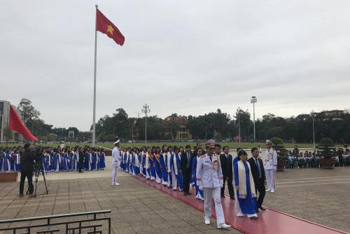 Tổng công ty May 10 báo công dâng Bác
