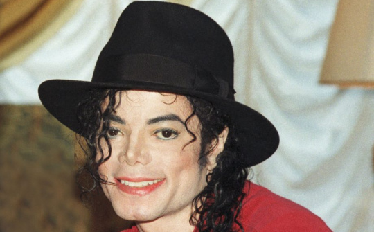 Michael jackson trước năm 1975 được phiên âm thành Mạnh Khắc Lạc Khắc Tốn; và hơn 100  tên quốc gia, địa danh, ca sĩ, diễn viên điện ảnh… đọc lên rất lạ tai