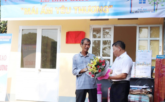 Nhiệt điện Mông Dương trao nhà cho hộ nghèo neo đơn