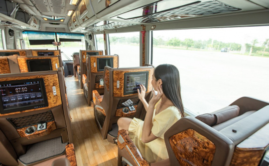 Xe buýt của Grab xuất hiện ở Sài Gòn, bên trong như xe sang