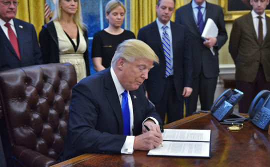 [Tin ảnh] Ông Trump "tung đòn mới" với Thổ Nhĩ Kỳ