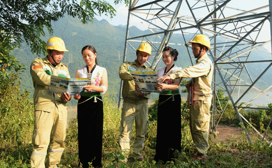 Lính truyền tải với công tác dân vận