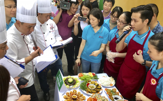 Người lao động ngành Công Thương chuẩn bị thi tài nấu ăn, thể hiện "Hành động vì an toàn thực phẩm"