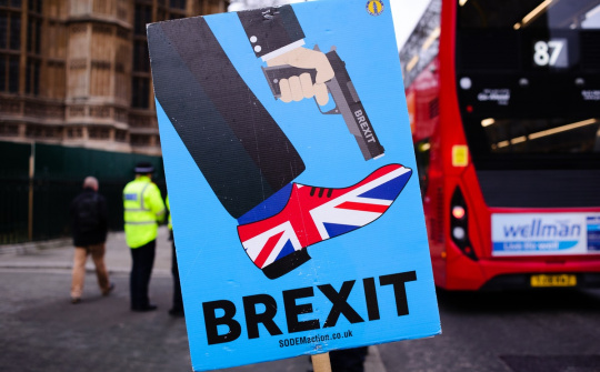 Đồng bảng Anh giảm giá trước những trở ngại thông qua thỏa thuận Brexit mới