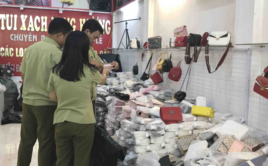 Đột nhập “thủ phủ” buôn túi xách, thu giữ 1.200 chiếc “mượn danh” thương hiệu lớn
