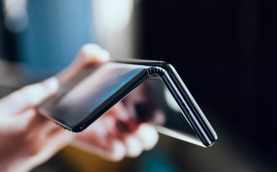 Ngỡ ngàng với mẫu smartphone thiết kế táo bạo chưa từng có