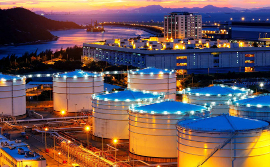 Giá dầu thô giảm do thị trường lo ngại tình trạng dư cung