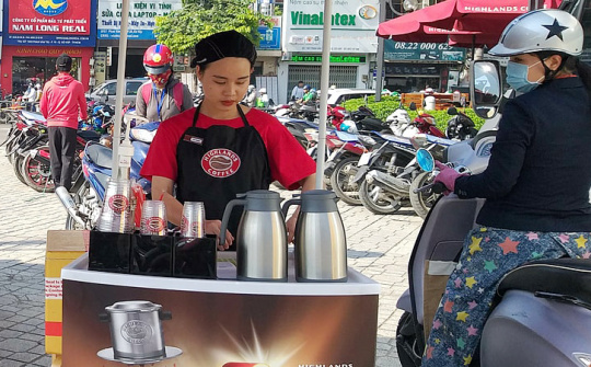 Khi cà phê Việt “Đại chiến vỉa hè”